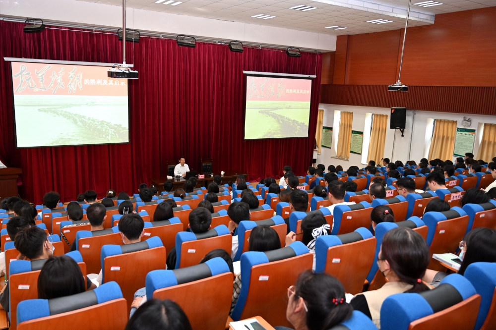 为法学与社会学院师生上专题党课